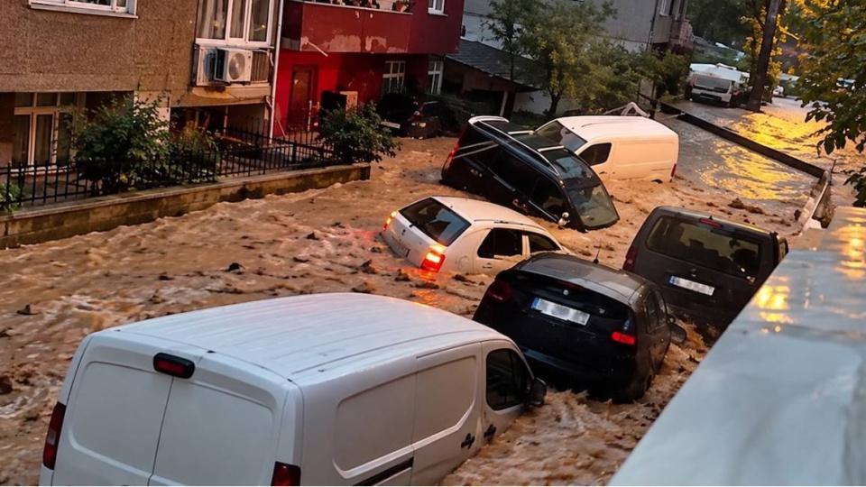 Turkey raises flood support for Istanbul to 430 million lira