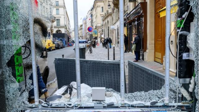 Fransa'da iş faaliyetleri bütçe sorunları ve protestolar nedeniyle daraldı